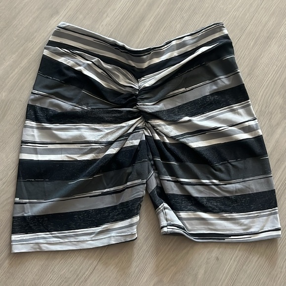 Lici Fit v scrunch butt biker shorts - Picture 2 of 2